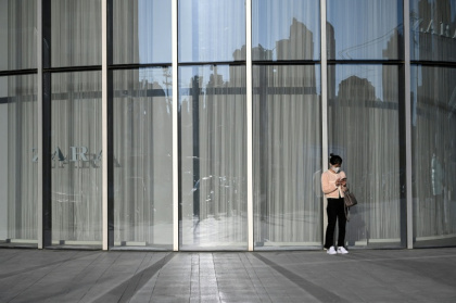 "T'es mort?": cette nouvelle application au nom provocateur, qui permet d'envoyer des alertes si son utilisateur ne se signale pas régulièrement, cartonne en Chine, où les personnes vivant en solo sont de plus en plus nombreuses - Jade Gao (AFP)