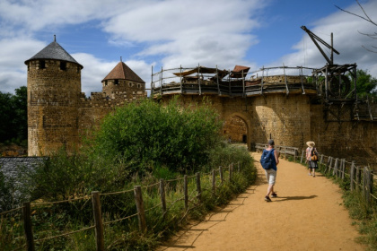 Des visiteurs parcourent le chantier du château de Guédelon, un château médiéval construit selon les méthodes du XIIIe siècle, à Trège, le 23 juin 2025 dans l'Yonne - ARNAUD FINISTRE (AFP)