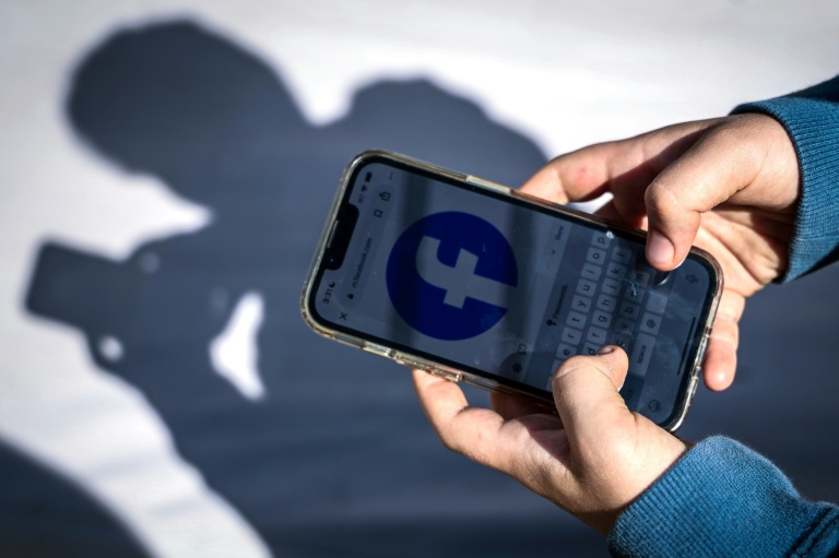 "C'est super mais..." : parents et ados partagés sur l'interdiction des réseaux sociaux