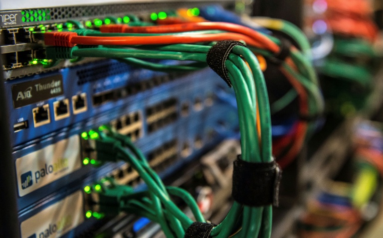 De jeunes hackers présumés, têtes d'affiche de cyberattaques en série