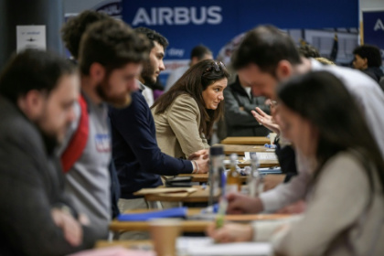Des candidats et des représentants d'entreprises lors d'un "Aéroday", une journée de recrutement dédiée à la filière aéronautique, le 22 janvier 2026 à Toulouse - Ed JONES (AFP)