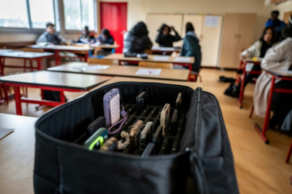 Des téléphones portables dans une sacoche, dans un établissement scolaire de la région parisienne, le 14 janvier 2026 - BERTRAND GUAY (AFP)