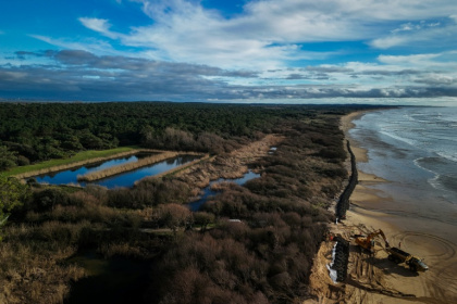 Vue aérienne de la lagune de Trillou, sur l'île d'Oléron, où des travaux sont en cours pour protéger les bassins d'infiltration face à l'érosion côtière, le 28 janvier 2026 à Le-Grand-Village-Plage, en Charente-Maritime - Philippe LOPEZ (AFP)