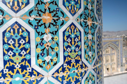 Des motifs floraux et géométriques imaginés par Behzad ornent la grande mosquée aux céramiques bleutées de Hérat, en Afghanistan, le 8 janvier 2026 - Wakil KOHSAR (AFP)