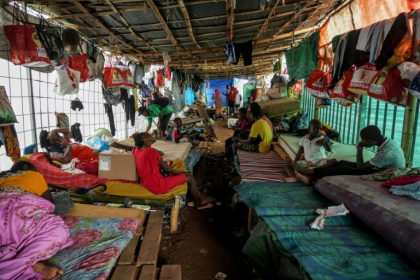 Des migrants dans un camp de fortune à Mamoudzou, à Mayotte, le 14 novembre 2025 - Marine GACHET (AFP)