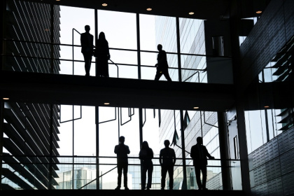 Près d'un salarié sur trois en France a eu une relation "sentimentale ou sexuelle" au travail, ce qui suscite souvent l'indifférence mais peut aussi conduire à un licenciement - Christophe PETIT TESSON (AFP)