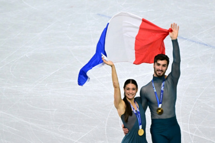 Les Français Laurence Fournier Beaudry et Guillaume Cizeron champions olympiques de danse sur glace, le 11 février 2026 à Milan - JULIEN DE ROSA (AFP)