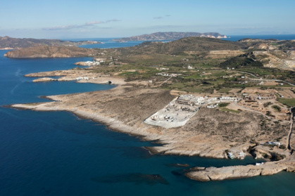 Vue aérienne du chantier d'un hôtel de luxe sur l'île grecque de Milos, en mer Égée, le 3 février 2026 - Aris MESSINIS (AFP)