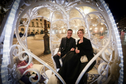 Le couple néerlandais Shirley Wijgaarts et Sander Castel (g) assis dans un carrosse digne d'un conte de fées, lors de leur demande en mariage, place Vendôme à Paris, le 7 février 2026 - STEPHANE DE SAKUTIN (AFP)