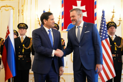 Le secrétaire d'Etat américain Marco Rubio (G) et le président slovaque Peter Pellegrini, le 15 février 2026 à Bratislava - NICOLAS TUCAT (AFP)