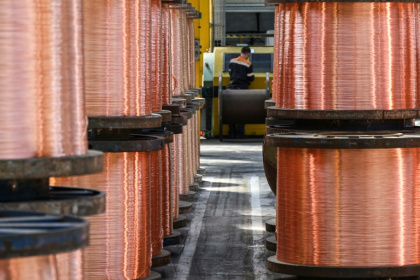Un employé travaille près de bobines de fils de cuivre dans l'usine Nexans de Lens, dans le nord de la France, le 11 mai 2022 - DENIS CHARLET (AFP)