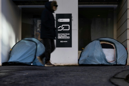 Des tentes de sans-abri dans une rue à Paris, le 2 février 2026 - JOEL SAGET (AFP)