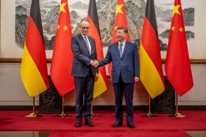 Le chancelier allemand Friedrich Merz et le président chinois Xi Jinping à Pékin, le 25 février 2026 - Jade GAO (AFP)