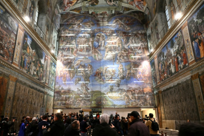 Des journalistes lors d'une visite de la chapelle Sixtine, où la célèbre fresque du Jugement dernier de Michel-Ange a connu sa plus importante restauration depuis plus de trente ans, le 28 février 2026 au Vatican - Alberto PIZZOLI (AFP)