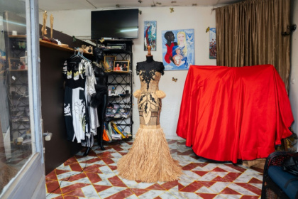 Vue d'ensemble d'une robe en raphia créée par le styliste gabonais Chouchou Lazare, dans son atelier à Libreville, le 9 février 2026 - Nao Mukadi (AFP)