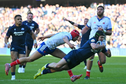 L'alier écossais Darcy Graham marque un essai contre la France, au stade de Murrayfield à Edimbourg, lors du Tournoi des six nations le 7 mars 2026 - ANDY BUCHANAN (AFP)