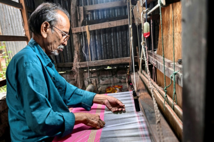 Un artisan travaille sur un métier à tisser traditionnel dans un atelier de Tangail, le 2 mars 2026 au Bangladesh - Munir UZ ZAMAN (AFP)