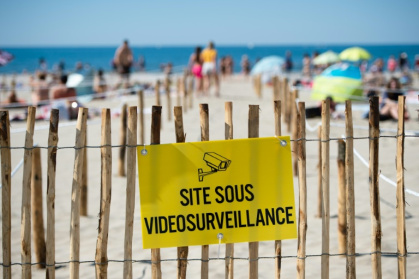 Une plage placée sous vidéosurveillance, à La Grande Motte (Hérault), le 21 mai 2020 - CLEMENT MAHOUDEAU (AFP)