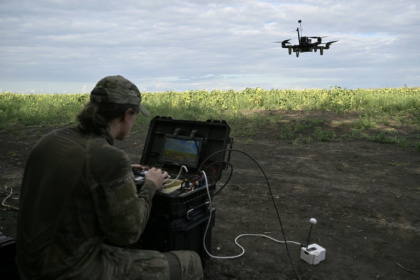 Le droniste Roubik, de la compagnie de reconnaissance du 3e corps d'armée ukrainien, contrôle un drone FPV lors d'un vol d'entraînement dans l'est de l'Ukraine, le 12 août 2025 - HENRY NICHOLLS (AFP)