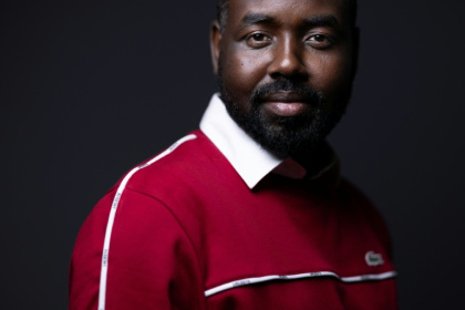 Karam Hassan, ancien réfugié soudanais, désormais cadre chez L'Oréal, à Paris, le 10 mars 2026 - JOEL SAGET (AFP)