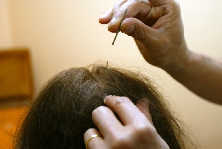 Dans certaines universités, des diplômes de médecines alternatives qui "posent problème"