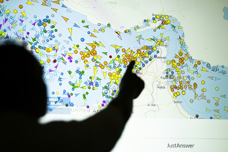Trump suspend son opération d'escorte de navires à Ormuz, dans l'espoir d'un accord avec l'Iran
