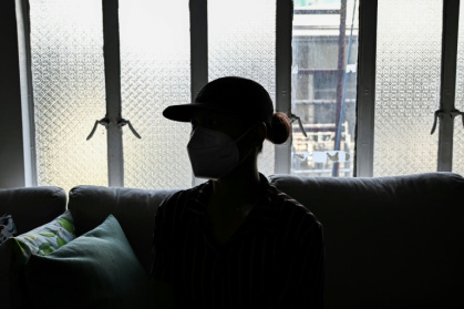 Une personne lors d'un entretien avec l'AFP à Quezon City, dans la région métropolitaine de Manille, le 3 décembre 2025 aux Philippines - Jam STA ROSA (AFP)