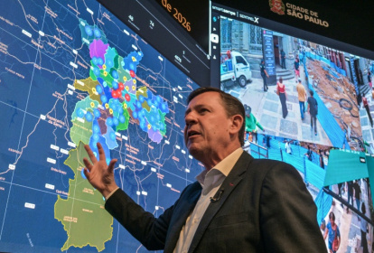 Orlando Morando, secrétaire à la sécurité urbaine de Sao Paulo, au centre de vidéosurveillance Smart Sampa, le 25 février 2026à Sao Paulo, au Brésil - Nelson ALMEIDA (AFP)