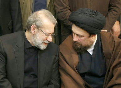 Le chef du Conseil suprême de sécurité nationale iranien Ali Larijani (à gauche) s'entretient avec Hassan Khomeini, petit-fils du fondateur de la République islamique, le 9 janvier 2017 à Téhéran - ATTA KENARE (AFP)