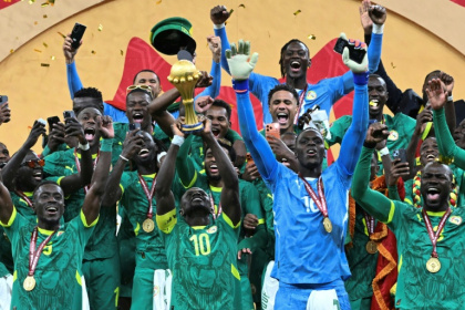 L'équipe sénégalaise célébre sa victoire après avoir remporté la finale de la Coupe d'Afrique des nations contre le Maroc au stade Prince Moulay Abdellah de Rabat, le 18 janvier 2026 - SEBASTIEN BOZON (AFP)