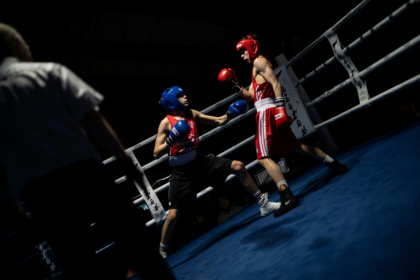 William (d), tente d'esquiver un coup lors d'un match de boxe à Nuuk, au Groenland, le 28 février 2026 - Florent VERGNES (AFP)