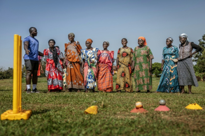 Des femmes âgées assistent à une séance d'entraînement au cricket dans le district de Jinja, le 10 janvier 2026, dans l'est de l'Ouganda - Luis TATO (AFP)