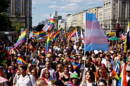 Des manifestants participent à la marche des fiertés LGBTQI à Varsovie, le 25 juin 2022 - Wojtek Radwanski (AFP)