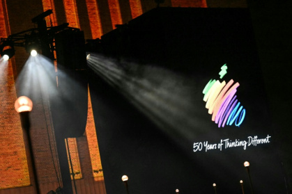 Le logo d'Apple projeté sur un écran lors des célébrations du 50e anniversaire du géant technologique américain Apple à Londres, le 25 mars 2026 - JUSTIN TALLIS (AFP)