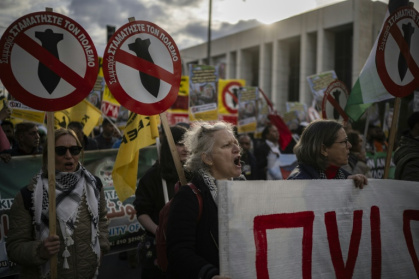 Des manifestants participent à un rassemblement "No Kings" contre le président américain Donald Trump, à Athènes, en Grèce, le 28 mars 2026 - Aris MESSINIS (AFP)