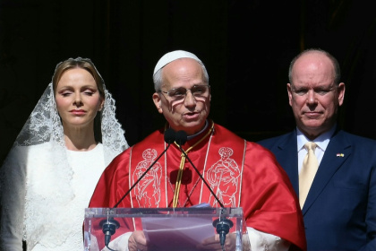 Le pape XIV, entouré de la princesse Charlène et du prince Albert II de Monaco, prononce un discours depuis le balcon du palais princier à Monte-Carlo, le 28 mars 2026 - Marco BERTORELLO (AFP)