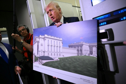 Le président américain Donald Trump montre des plans de la future salle de bal de la Maison Blanche à bord d'Air Force One, le 29 mars 2026. - Mandel NGAN (AFP)