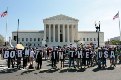 Des manifestants en faveur du droit du sol devant la Cour suprême des Etats-Unis, à Washington le 1er avril 2026 - Kent Nishimura (AFP)
