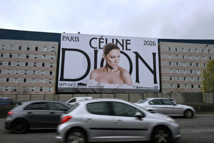 Une affiche annonçant les dates des prochains concerts de la chanteuse canadienne Céline Dion sur la façade d'un hôtel surplombant le boulevard périphérique à la porte de Saint-Ouen, dans le nord de Paris, le 31 mars 2026 - Anna KURTH (AFP)