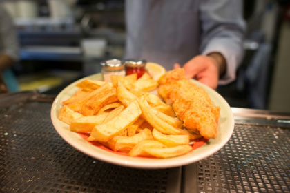 Un plat de fish and chips dans un restaurant de Londres, le 26 janvier 2015 - LEON NEAL (AFP)