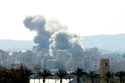 Des panaches de fumée s'élèvent au-dessus de la ville libanaise de Tyr (sud) après une frappe israélienne, le 14 avril 2026 - - (AFP)