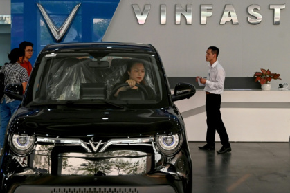 Une femme au volant d'une voiture chez le concessionnaire de voitures électriques Vinfast à Hanoï, le 11 avril 2026 au Vietnam - Nhac NGUYEN (AFP)