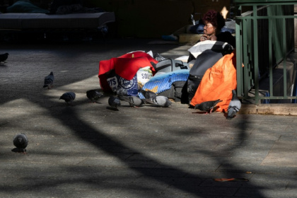 Une femme sans domicile fixe dans une rue de Paris, le 4 avril 2026 - JOEL SAGET (AFP)
