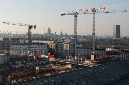 Photo d'archives de travaux de construction près de la gare d'Austerlitz à Paris, avec en fonds la Tour Eiffel, le Pantheon, le 3 février 2025 - Xavier GALIANA (AFP)