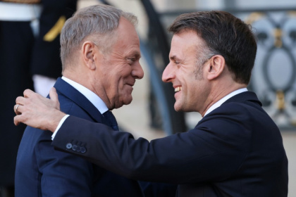 Le président français Emmanuel Macron (à droite) et le Premier ministre polonais Donald Tusk à l'Elysée, à Paris, le 6 janvier 2026 - Ludovic MARIN (AFP)