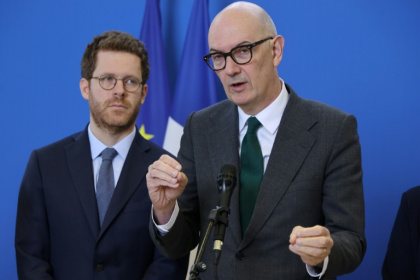 Le ministre de l'Économie Roland Lescure (à droite) et le ministre des Comptes publics David Amiel, à Paris le 27 mars 2026 - Ludovic MARIN (AFP)