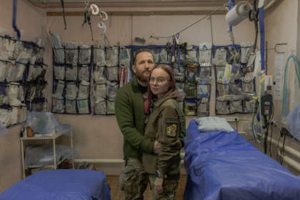 Anastassia Podobaïlo (d) et son collègue et époux Mykola Iassinenko dans un poste médical de la 56e brigade, dans la région de Donetsk, le 15 mars 2026 en Ukraine - Roman PILIPEY (AFP)