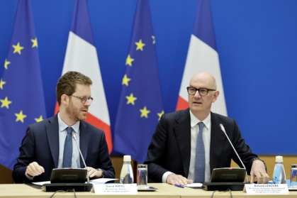 Le ministre des Comptes publics David Amiel et le ministre de l'Economie Roland lors d'une réunion du comité d'alerte des finances publiques, à Paris, le 21 avril 2024 - STEPHANE DE SAKUTIN (AFP)