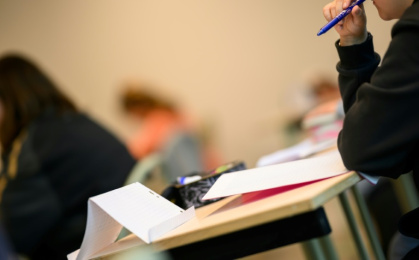 Les performances des élèves en sciences au collège toujours en baisse, selon une étude - Loic VENANCE (AFP)