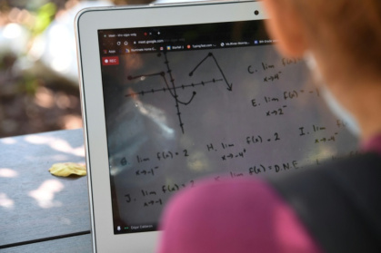 Après des années de progrès, les filles prennent à nouveau du retard en mathématiques, révèle une étude de l'Unesco - Robyn Beck (AFP)